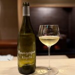 多仁本 - フランソワ・ミクルスキのアリゴテから。
      ミクルスキもすっかり高騰ドメーヌ。あまり寝かせたアリゴテはいただいたことがないので、9年熟成は興味あります。
      バランスが整い始めていますが、まだまだシャープ。