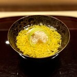 多仁本 - 菊花仕立て、きれいですねぇ。
                                真薯は、毛蟹と鱶鰭のしっかりしたお味。食感もいい。
                                吸い地が優しくて、お椀としてのバランスが良き♪