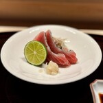 多仁本 - 鰹の藁炙りも、いいところを切り分けて下さいます♪
      ありがとうございます(^^)
      もちろん、藁の香りと味わいの濃さとで、美味。