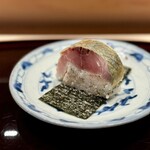 多仁本 - 鯖寿司。
      これ、無双の美味しさです！鯖の旨味がノリノリです！