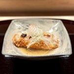 多仁本 - 最近、一つのお料理に異なる火入れを施すお皿が増えましたね(^^)
      こちらは、白甘鯛をおかきと揚げる面と、焼く面とを分けて。
      異なる食感のグラデーションを引き出せて、贅沢な仕立てです。