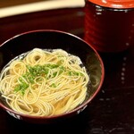 多仁本 - なるほど。最後のバルトンは、鼈の中華そばのお供でしたか（笑）
      あの鼈のお出汁ですから、「ぶわ〜」っと風味が広がって、悶絶する美味しさです。
      それにしても、大将、ありがた過ぎます(^^)