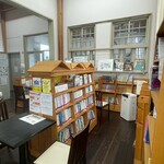 カフェ駅舎 - 貸し本コーナー