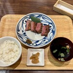 炙り牛たん 万 - 料理写真:厚切り牛たん塩焼き定食 ４切れ
ご飯・漬物・お吸い物 付き
ご飯 少なめ