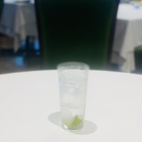 シェ・イノ - ボンベイサファイアのジンリッキー