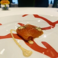 シェ・イノ - ①【先付】
                    ふくいサーモン（= 虹鱒を淡水+若狭湾で一貫養殖）のグリーンペッパーマリネ、乾燥玉葱+エストラゴン（ハーブ）の乳化ソース