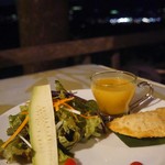 森のレストラン ラッキーガーデン - サラダとパンプキンスープ カレーが入った揚げギョウザ的なもの