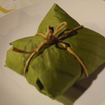 森のレストラン ラッキーガーデン - バナナの葉で包まれていました