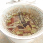 ボア・ド・ブローニュ - スープ：蓴菜の温かいコンソメスープ