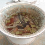 ボア・ド・ブローニュ - スープ：蓴菜の温かいコンソメスープ