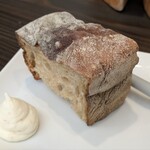 関西パビリオン 和歌山ゾーン - みんなのパン＋藏光梅バター
      “しかたらむかな”さんのパンはもちもちの弾む食感が印象的。梅のほのかな酸味香るバターがいいペア。