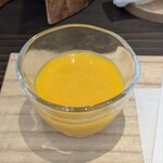 関西パビリオン 和歌山ゾーン - 小川農園バターナッツかぼちゃスープ
                                ひと口でバターナッツのコクとかぼちゃの甘みが広がるスープ。ほんのり香るカレーオイルが心地いい。