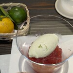 関西パビリオン 和歌山ゾーン - 秋恋桃のマリネ
      翡翠みかんのアイスクリーム
      マリネとジュレ共に上品な甘さ。翡翠みかんの透き通る酸味がアイスクリームと共に清涼感をもたらす。