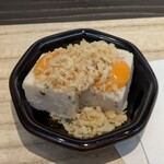 関西パビリオン 和歌山ゾーン - 足赤海老のテリーヌ
      パン粉をまぶして海老フライ風を意識されたとのこと。海老のコクと旨みがテリーヌの形に凝縮。