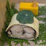 関西パビリオン 和歌山ゾーン - 緒方の鮎クレープ
      子持ちの鮎を使ったクレープ。生産者の緒方さんは鮎が子持ちかどうか一匹ずつ丁寧に確認なさるそう。もちろん、おいしいのために。