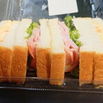 ディオ - ハムとたまごのミックスサンド (税抜)199円 ※正面から (2025.10.02)