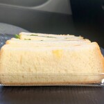 ディオ - ハムとたまごのミックスサンド (税抜)199円 ※横から (2025.10.02)