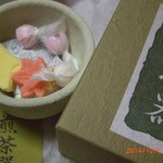 七條甘春堂 - 中に干菓子が入っています