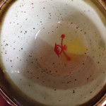 見よ！カカシマークの器を！生卵の入っていた器は、最近の店舗では見ないバージョンだ。