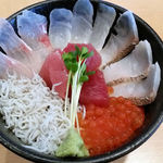 海鮮処 海門 - 地魚丼(たい・平目・ほうぼう・しらす・いくら・中おち)