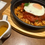 ジョリーパスタ - 鉄板ナポリタン（はちみつ付き）