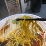 札幌ラーメン 辛いち - 黄色いちぢれ麺