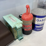 海老そば まるは - カウンターの調味料たち