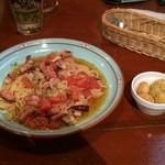 パブリックハウス ブラボー! - お通し（日替わり）の揚げニョッキと本日のパスタ（トマトソース）。揚げニョッキのサクふわ食感が絶妙でした。パスタは、タコとベーコンとニンニク、ガッツリ旨い。男の料理的なセンスを感じます。