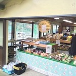 Chinchiro Ya - 生産者が直接価格を付けて持ち込む野菜などが置いてあります