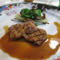 横濱元町 霧笛楼 - 仔牛フィレ肉の網焼き 黒胡椒ソース 秋茄子のコンフィと椎茸のブルギニョン風　バルサミコ酢風味 (2014/10)