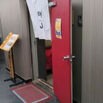 御山 - ビル入口奥のエレベーター右側にお店入口があります