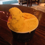 ジェラテリア アクオリーナ - 3種盛り トルティーナ ズッカ　ズッカ エ グラーナ　カボチャ&チョコチップ（630円）