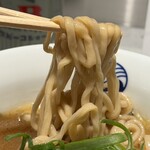 そらのいろ 銀座本店 - もっちりした中太縮れ麺