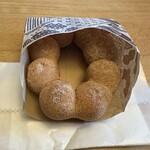 ミスタードーナツ - 料理写真:ポン・デ・黒糖１７２円。  黒米や黒豆の入った黒糖シュガーで仕上げたポンデリングです。