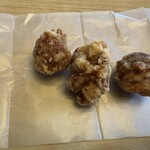 唐十 - 料理写真:唐十唐揚げ３個、３１３円。  博多地鶏のもも肉をにんにくと生のすりおろし生姜、九州醤油でしっかりと下味を付けて、丁寧に粉漬けした人気NO1の唐揚げです。