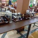 東部湯の丸サービスエリア 上り フードコート - 受け取りカウンター後ろの調味料とカトラリー類
