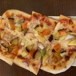 カフェ・ド・シュロ - 地元産のお野菜がゴロゴロ入った「シュロ特製ピザ」