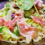 よしもと食堂 - 生ハムのサラダそば