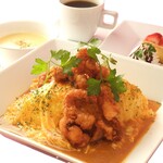 【ガツンと旨い！】タコ唐揚げのガーリックソースオムライス 1,600円（税込 1,760円）