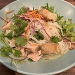 88 Asia - 揚げ春巻きと食べるアジアンビーフン(撹拌後)