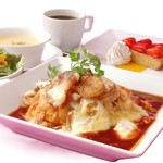 【熱々・濃厚】ポテトグラタンのデミグラスソースオムライス 1,680円（税込 1,848円）