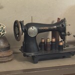 蕎麦喰い処 利めい庵 - 骨董品のミシン