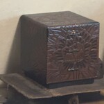 蕎麦喰い処 利めい庵 - 骨董品の小物入れ