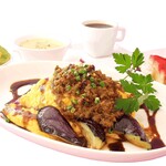 【香り・食欲を刺激】ナスと挽肉のドライカレーオムライス 1,480円（税込 1,628円）