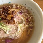 ラーメン イッケン - 牛脂が輝いてます。豚チャーシューが旨い！