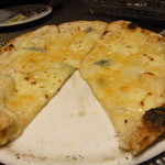 Enoteka Doro - 4種のチーズのピッツア