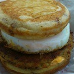 マクドナルド - 「朝マックマックグリドルソーセージエッグセット」（４７７円）のメインです。