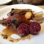 カーサ・デル・チーボ - ラカン産 仔鳩の一皿
      
      胸肉は真空調理に、残りの肉と内臓をサルシッチャ仕立てに。