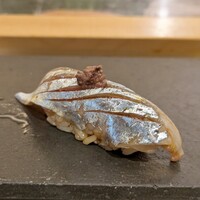 神楽坂 鮨 弥栄 - 根室の秋刀魚(肝のせ)