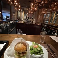 オーク ドア - 人間ドック組はバーカウンターに通されます